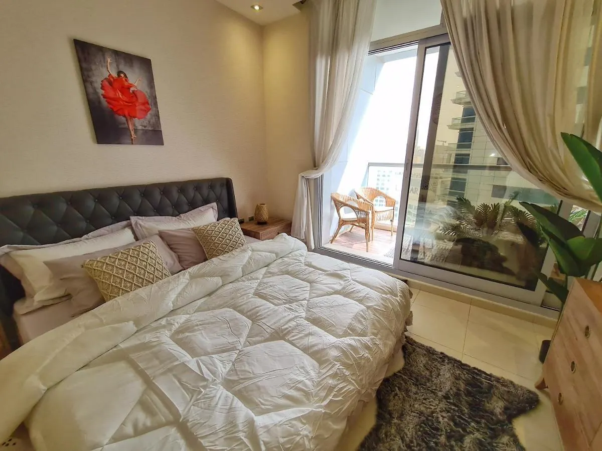 Green Sky Holiday Home With Shared Kitchen And Lounge Dubai