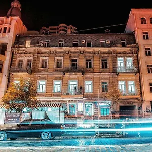 https://kyiv-3rooms-art-apartment.hotels-of-kiev.com