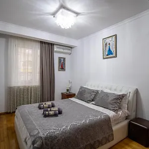 https://cozy-apartment-on-kostava.alltbilisihotels.com
