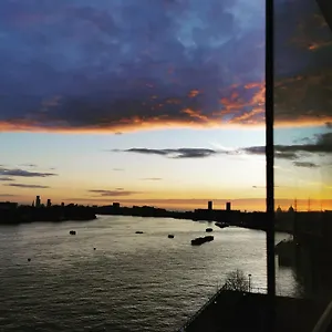 https://homestay-room-in-flat-with-stunning-thames-river-view.brighton-hotels-england.com