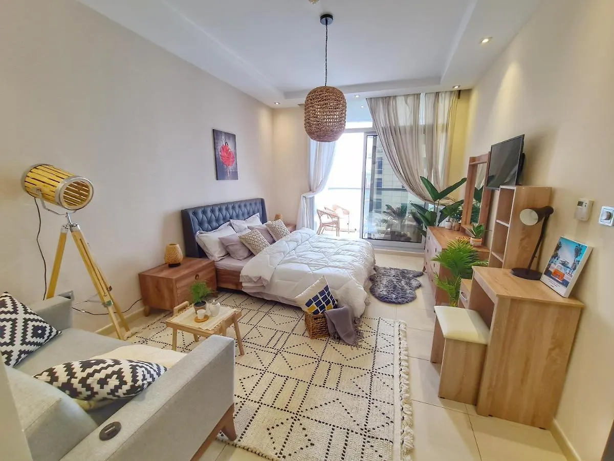 دبي Green Sky Holiday Home With Shared Kitchen And Lounge منزل للإقامة