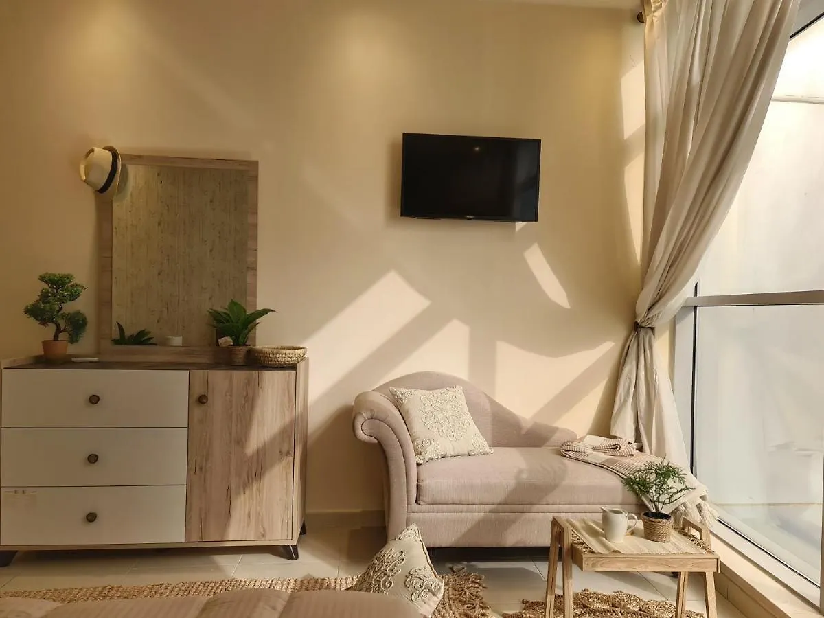 دبي Green Sky Holiday Home With Shared Kitchen And Lounge منزل للإقامة