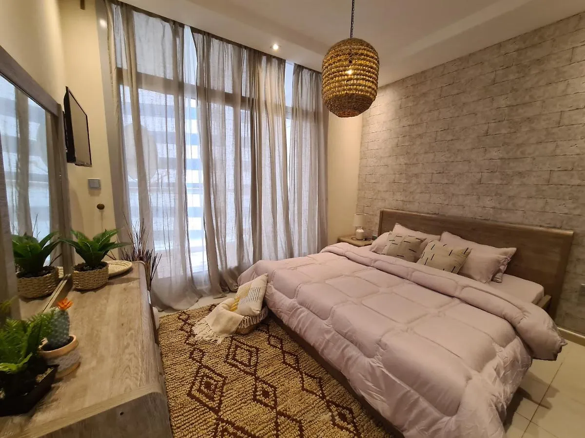 منزل للإقامة دبي Green Sky Holiday Home With Shared Kitchen And Lounge