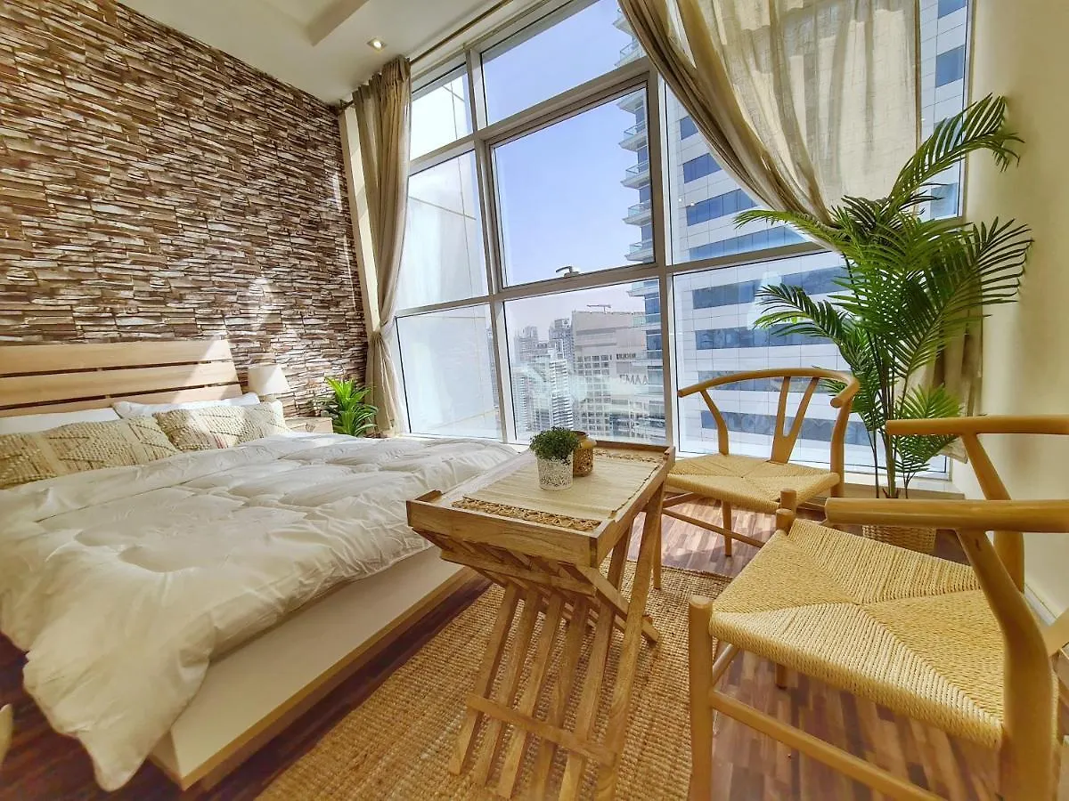 دبي Green Sky Holiday Home With Shared Kitchen And Lounge منزل للإقامة