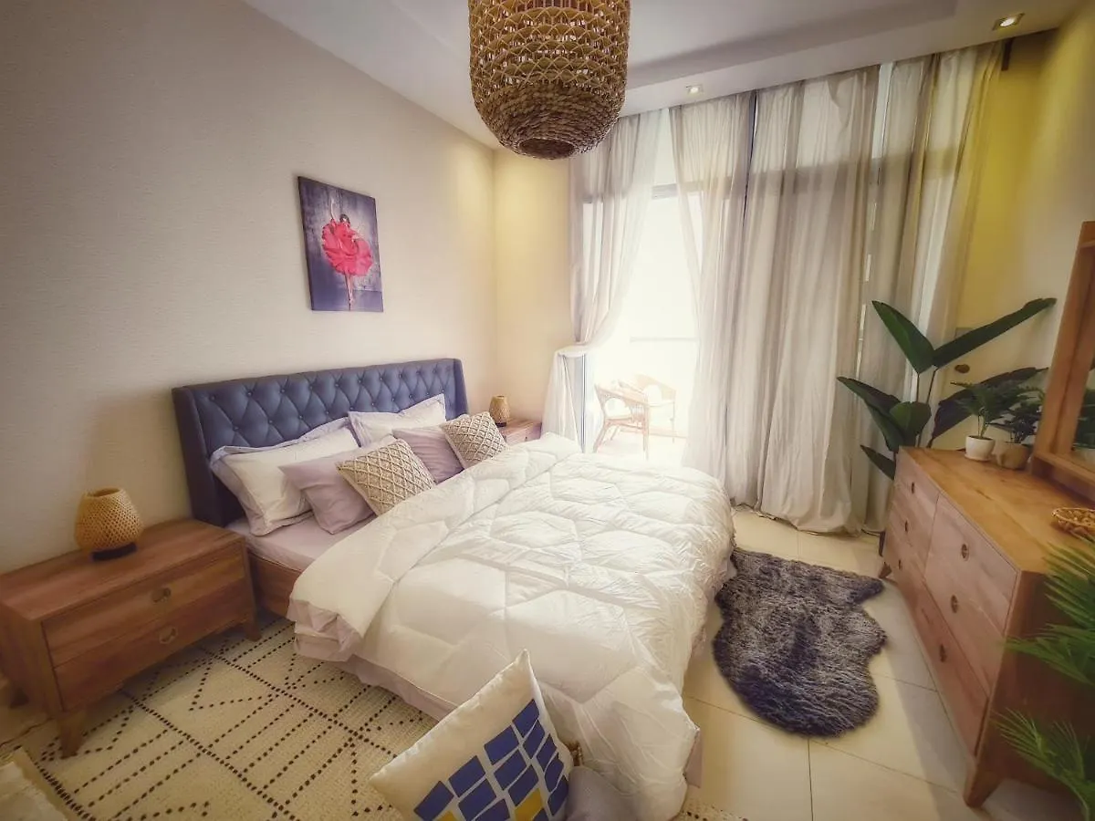 Green Sky Holiday Home With Shared Kitchen And Lounge Dubai